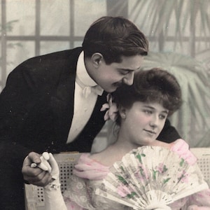 Couple romantique des années 1900, carte postale avec photo réelle antique Français des années 1900 - RPPC victorien édouardien teinté à la main vintage