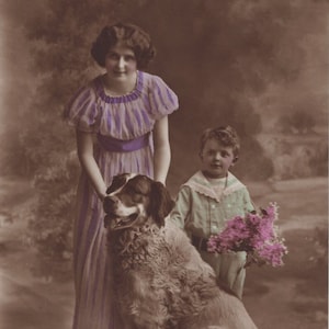 Postal antigua con foto original de San Bernardo con madre e hijo de la década de 1900: perro RPPC victoriano eduardiano vintage teñido a mano