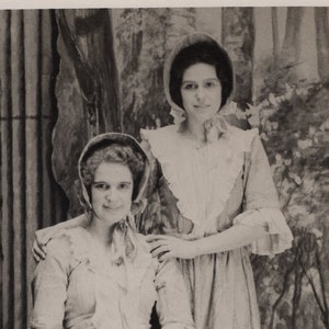Lata 1910. Dwie kobiety przebrane za dojarki Prawdziwa pocztówka fotograficzna Antyczna RPPC Zabytkowa wiktoriańska moda edwardiańska Aktorka teatralna