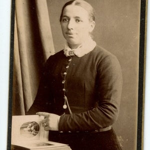 1880 年代の写真アルバムを持つ女性 CDV 写真 - Carte de Visite アンティーク ヴィンテージ ビクトリア朝 エドワード朝 女性 ファッション グラスゴー スコットランド