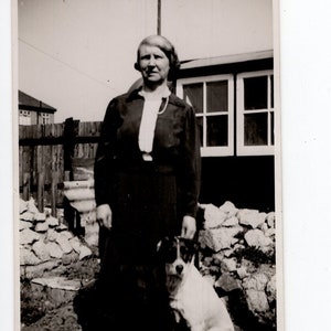 Carte postale ancienne avec photo réelle femme et terrier des années 40 - photographie vintage chien RPPC