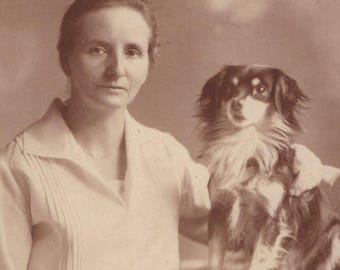 Original 1940er Jahre Frau & Haustier Papillon Hund Echt Antike Foto-Postkarte RPPC