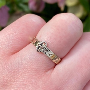 Original Victorian Antique 9ct Gold Engraved Mourning Ring in Form of a Belt Size L 1/2 6