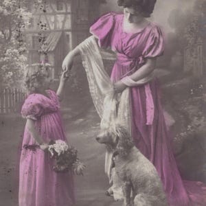 Femme des années 1900, caniche et petite fille ancienne vraie carte postale photo - vintage victorien édouardien chien teinté à la main