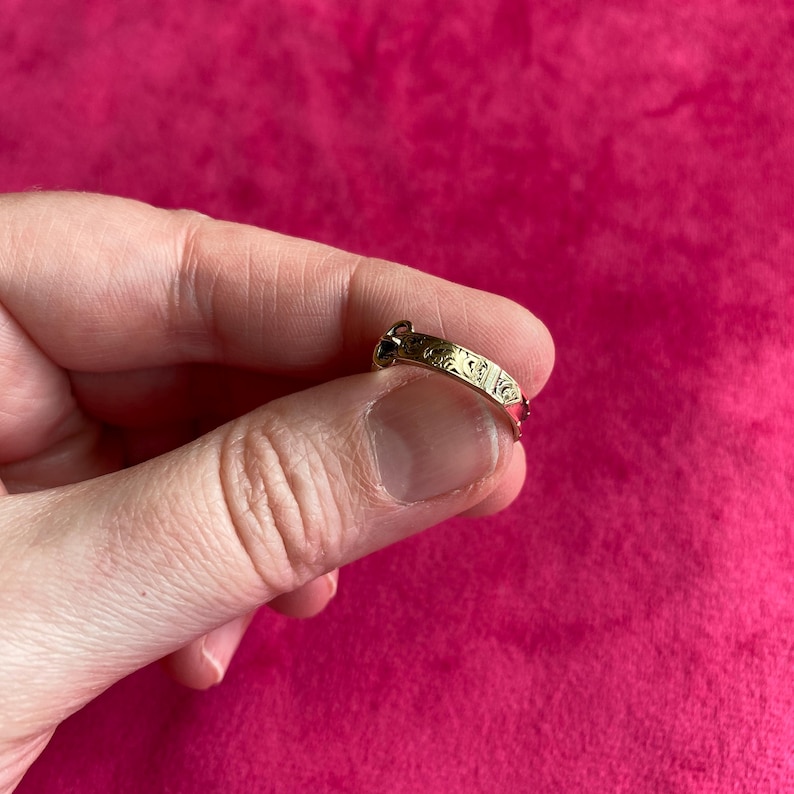 Original Victorian Antique 9ct Gold Engraved Mourning Ring in Form of a Belt Size L 1/2 6