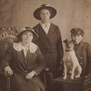 Original 1910er Jahre Familie & süßer Jack Russel Terrier Real Photo Postkarte - Antiker Vintage RPPC Edwardian Haustier Hund
