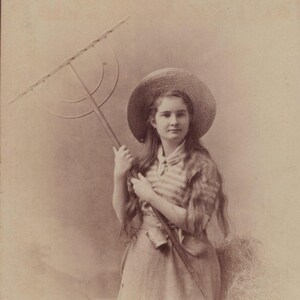 Tarjeta de gabinete victoriana original del siglo XIX con una mujer sosteniendo un rastrillo inusual - Foto antigua de mujeres en Pittsfield, EE. UU.