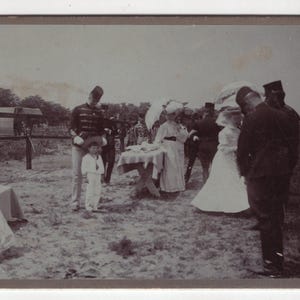 Foto original de la década de 1890 de un pícnic con soldados, mujeres y niños húngaros: retrato victoriano antiguo de estilo eduardiano.