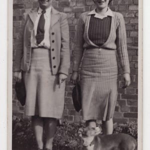 Oryginalna pocztówka z lat 30. XX wieku przedstawiająca kobiety i teriery - antyczny zabytkowy pies RPPC Edwardian Victorian Pet Dog
