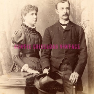 Tarjeta de gabinete victoriana original de la década de 1880: Pareja joven - Foto antigua - Moda para hombres y mujeres - Londres