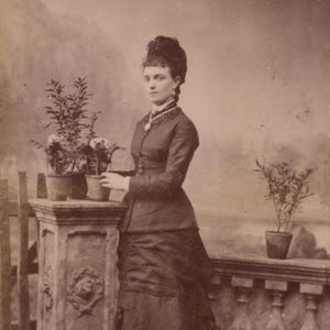 Tarjeta de gabinete victoriana original del siglo XIX: Mujer bonita con plantas en maceta - Fotografía antigua de mujeres en Kensington, Inglaterra