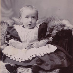 Jaren 1880 Little Baby Victorian Cabinet Card - antieke foto kinderen Luton, Engeland