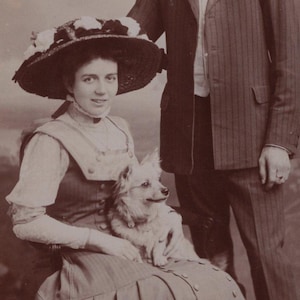 Original 1910er Jahre Paar & Antike Real Photo Postkarte - RPPC Vintage Edwardian Terrier Hund Spitz