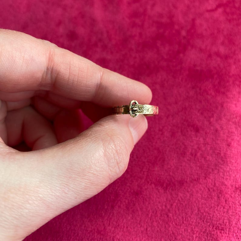 Original Victorian Antique 9ct Gold Engraved Mourning Ring in Form of a Belt Size L 1/2 6