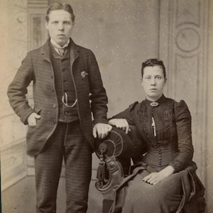 Tarjeta de gabinete victoriana original de pareja joven de la década de 1880 - Foto antigua: Mujeres, hombres, moda, Wednesbury