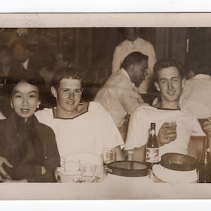 "Original 1950s Navy Sailors in Hong Kong Hotel ""Luk Kwok" Antique Real Photo Postkarte - Vintage Militär Marine"