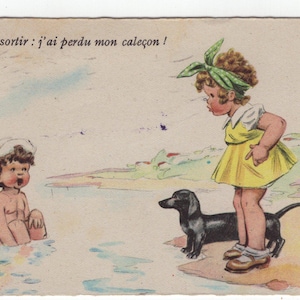 Postal original de los años 50 con niños y cachorros de perro salchicha en la playa, firmada por un artista: perro antiguo de época