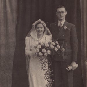 Carte postale originale des années 1920 mariage Portrait vraie photo - RPPC antique vintage victorien édouardien robe mariée marié