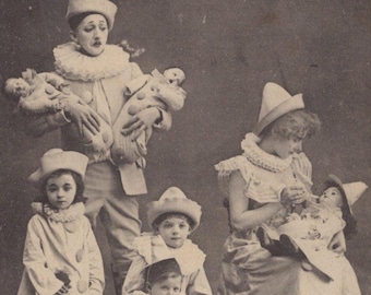 Cartolina originale del 1900 con clown Pierrot e bambole di porcellana - Moda edoardiana vittoriana d'epoca antica, bambini, circo, romanticismo