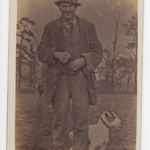 Vraie carte postale photo originale de fermier et Fox Terrier lisse des années 1910 - chien de compagnie édouardien RPPC vintage antique
