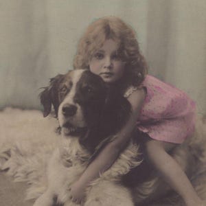 Postal antigua original de la década de 1900 con un San Bernardo y una niña abrazados - Perro RPPC victoriano eduardiano vintage coloreado a mano