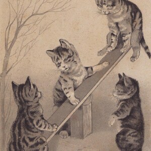 Cartolina illustrata d'artista antica originale del 1900 Gatti su un'altalena - Litografia di un gattino vittoriano edoardiano d'epoca