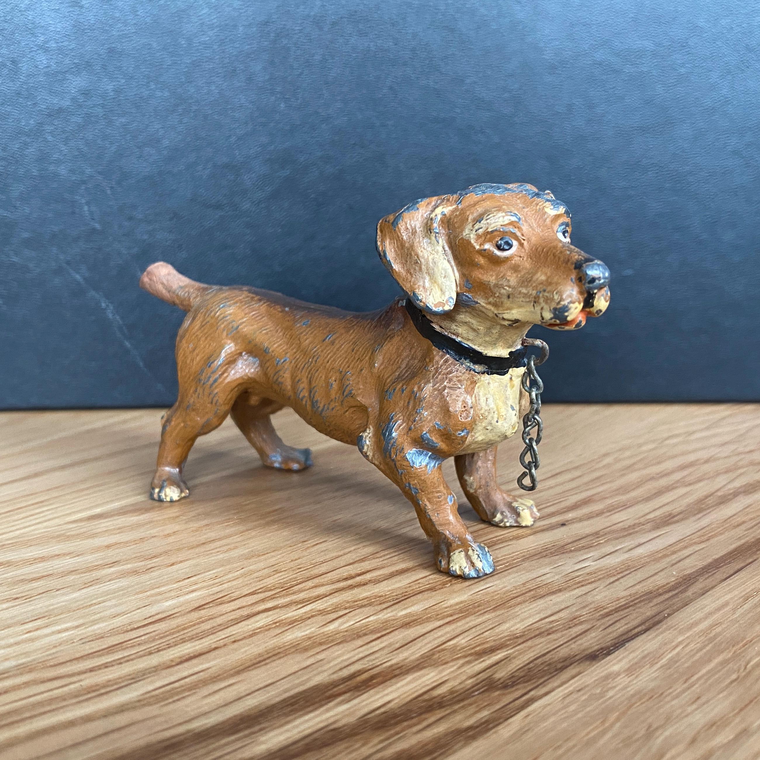 1920年代のオリジナルでかわいい赤いダックスフントの冷間塗装金属製犬