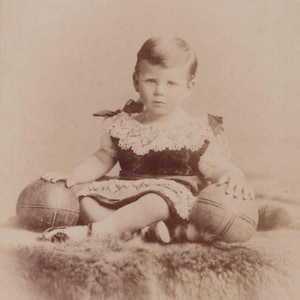 1880er Kleiner Junge mit Fußbällen viktorianische Kabinett Karte - Antikes Foto Kinder Plymouth England