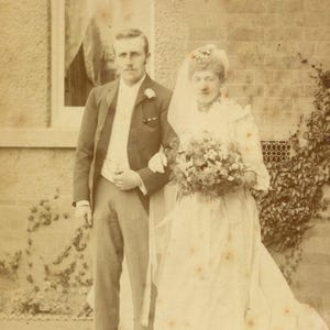 Retrato de boda original de una pareja joven (1880), tarjeta de gabinete - Fotografía victoriana antigua, hombres, mujeres, novias, novios, Newark, Inglaterra