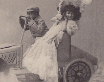 Original 1900s kleines Mädchen African American Boy Fantasy Motor Car Echtfoto-Postkarte - Antike Vintage Edwardian Mode Kinder