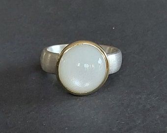 Bague noble en pierre de lune avec sertissage en or