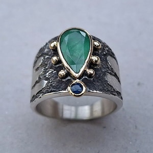 Exceptional silver ring with gold and emerald