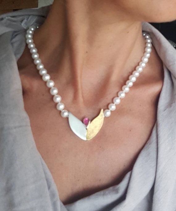 Pearl in deals the middle necklace