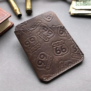 Portafoglio/porta carte minimalista marrone con logo 'Route 66' in rilievo. Pelle italiana, alta qualità, fatto a mano. Regali unisex eleganti