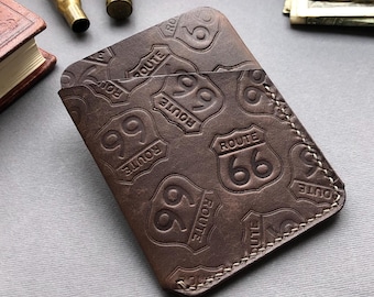 Tarjetero de piel italiana hecho a mano: Billetera con relieve de la Ruta 66