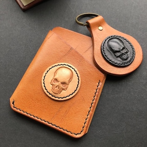 Juego de tarjetero/monedero minimalista y llavero en color marrón claro. Piel italiana de curtido vegetal. Alta calidad. Hecho a mano. Accesorios unisex con calaveras.