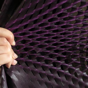 Tejido elástico de piel sintética que cambia de color para prendas y accesorios de vanguardia. imagen 2