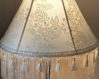 Preciosa pantalla de lámpara de pie de estilo vintage/victoriano/boho/shabby chic/de diseñador/elegante/art déco/tela color crema con encaje/borlas/flecos/hecha a mano