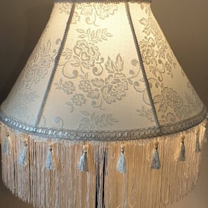 Wunderschöner Vintage/Victorian/Boho/Shabby Chic/Designer/Elegant/Art Deco/Cremefarbene Spitzen/Quasten/Fransen/ Stehlampenschirm/ handgemacht