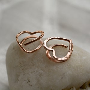 No piercing heart earrings, Slide on earrings, no hole ear jewellery, hammered clip on earrings, Two way earrings Bild 1