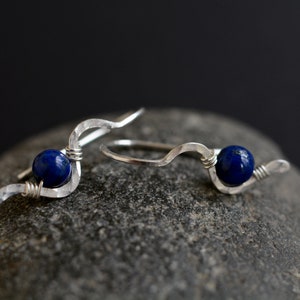 Boucles d'oreilles en lapis lazuli, petites boucles d'oreilles en argent, boucles d'oreilles martelées délicates