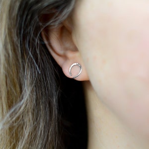 No piercing heart earrings, Slide on earrings, no hole ear jewellery, hammered clip on earrings, Two way earrings Bild 8