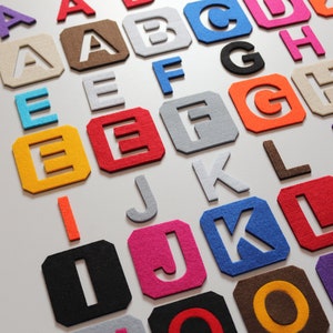 Alfabeto Magnetico con Feltro 2in1. Doppio alfabeto MAIUSCOLO Perfetto sul Frigo. Magneti per bambini.