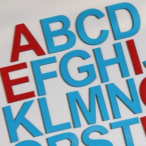 Alphabet magnétique bicolore 3,6 cm / 1,42 pouce, lettres magnétiques majuscules, lettres majuscules pour l’apprentissage. Parfait sur le réfrigérateur pour les enfants