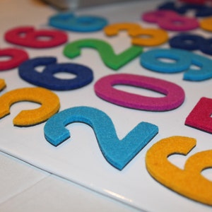 DÍGITOS de 2" en Imanes de nevera con fieltro, MEZCLA de colores Números magnéticos de 5 cm, MagWords, Imanes de nevera