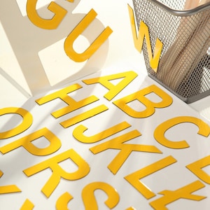 Letras magnéticas en mayúsculas, alfabeto amarillo para aprender a leer. Perfecto en la nevera, imanes para niños