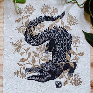 Coccodrillo e caprifoglio / Stampa linoleum / Opera d'arte linoleum su carta nepalese Lokta / Arte murale da galleria / Stampa artistica in linoleum / Alligatore floreale