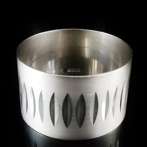 Attractive Sterling Silver Napkin Ring, English, Vintage, Serviette, Tableware, Harman Brothers, Hallmarked Birmingham 1974