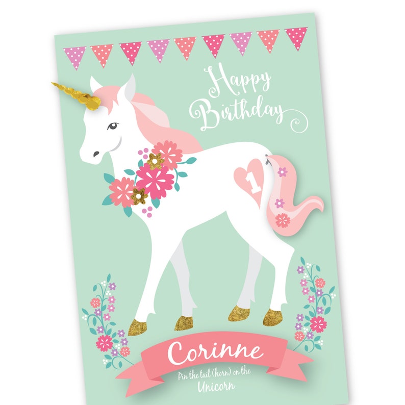 Op de afbeelding: Een lichtgroene kaart met een wit eenhoorn met een roze manen en staart. Het eenhoorn heeft een gouden hoorn en is versierd met roze bloemen. De kaart zegt "Happy Birthday" en "Corinne" en heeft de tekst "Pin the tail (horn) on the unicorn".