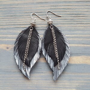 Feder Ohrringe. Feder Ohrringe aus Leder. Leder Ohrringe. Boho Ohrringe. Boho Ohrringe. Schwarz Silber Ohrringe. Große Ohrringe.